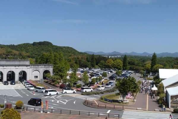 5/5 12:30 六甲北有料道路　神戸北JCT付近まで渋滞中  　　　　　　　　駐車場は満車です。（入場制限中です）